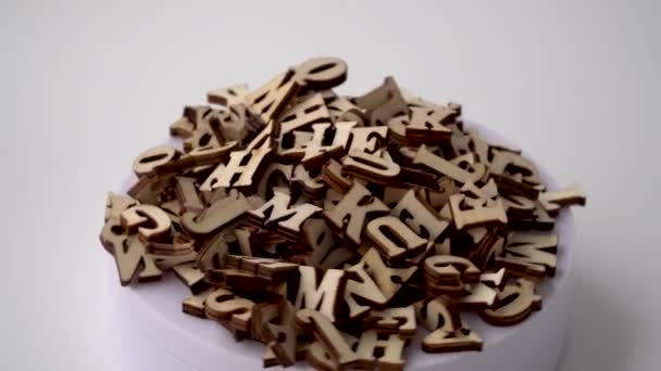 Lettere in legno su sfondo bianco. alfabeto inglese - Filmati, video