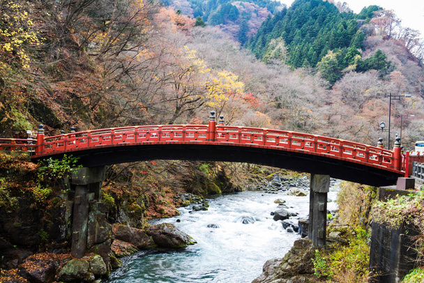 Rote heilige Shinkyo-Brücke in Nikko, Präfektur Tochigi, Japan. Nikko ist die alte japanische Hauptstadt. - Foto, Bild