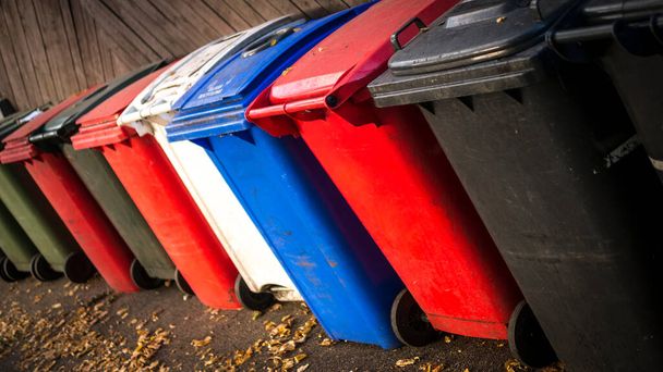 Řada košů na kolečkách pro recyklaci odpadu - Fotografie, Obrázek