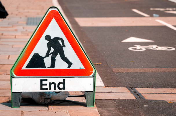 Знак конца дорожных работ рядом с велосипедной дорожкой
 - Фото, изображение