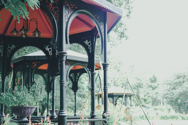 pawilon altankowy do wypoczynku w parku ogrodowym. spokojna scena natury - Zdjęcie, obraz