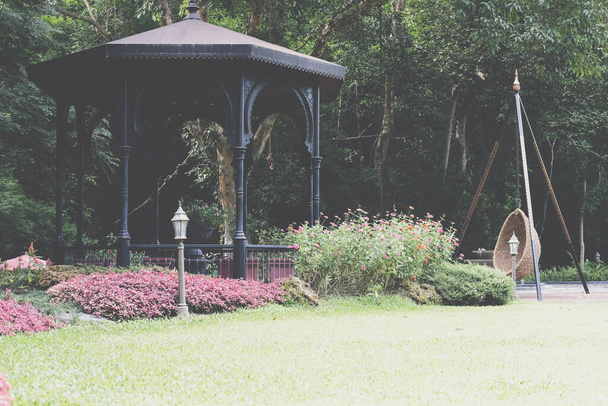 gazebo pabellón para descansar en el parque del jardín. tranquila escena de la naturaleza
 - Foto, Imagen