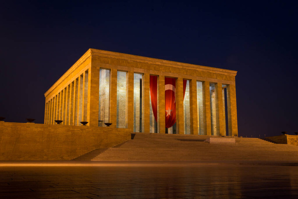 Mausolée de Mustafa Kemal Ataturk (fondateur et premier président de la République turque), Anitkabir, avec drapeau turc à Ankara, Turquie, la nuit. - Photo, image