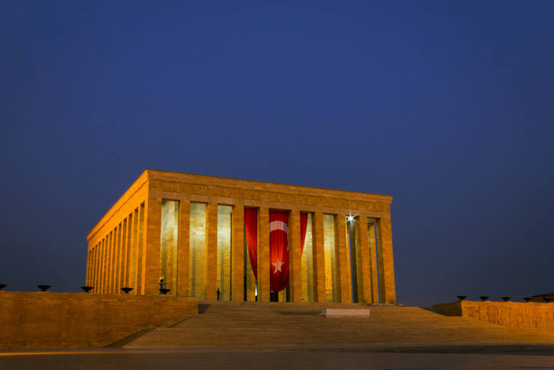 Mustafa Kemal Ataturk 's (stichter en eerste president van de Turkse Republiek) Mausoleum, Anitkabir, met Turkse vlag in Ankara, Turkije,' s nachts. - Foto, afbeelding