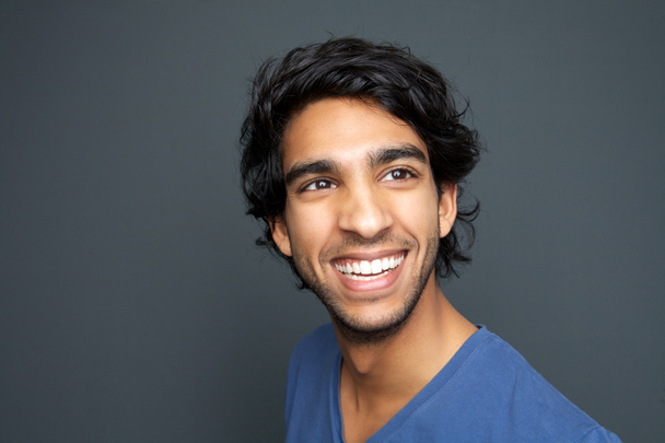Lähikuva muotokuva onnellinen nuori mies hymyilee
 - Valokuva, kuva