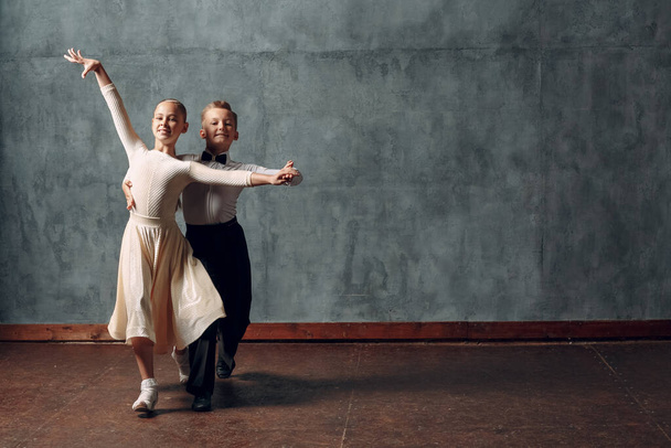 Nuori pari poika ja tyttö tanssivat tanssisalissa tanssi wieniläinen valssi - Valokuva, kuva