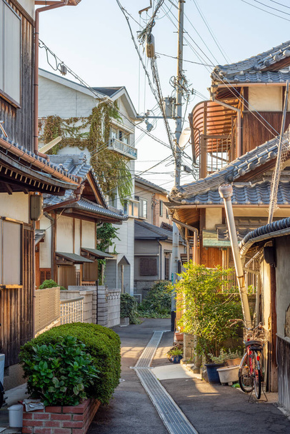 Machiya hagyományos faházak szűk mellékutcában, Kiotó régi szomszédságában, Japánban - Fotó, kép