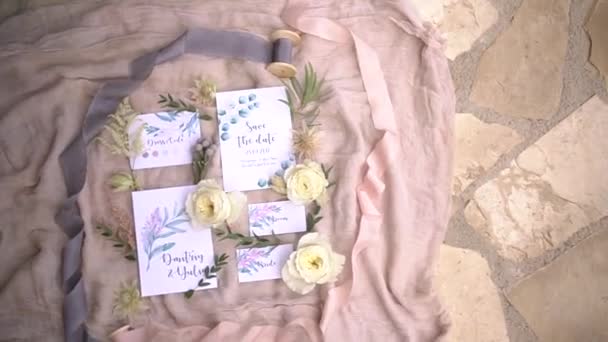Bruiloft kalligrafie - uitnodiging en kleur kaart jurk code prachtig aangelegd op roze stof met zijden linten. - Video
