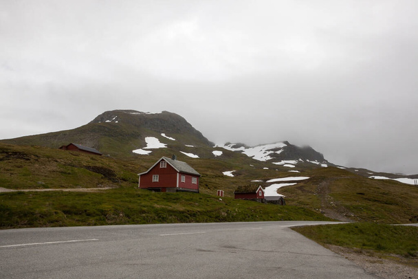 House in Norwegian mountains in rainy weather Cloudy landscape in Norway - Foto, Bild