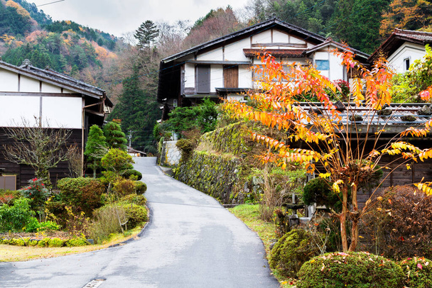 Tsumago, malownicze tradycyjne miasto pocztowe w Japonii z okresu Edo. Słynny szlak Nakasendo prowadzi między miastami Magome i Tsumago. - Zdjęcie, obraz