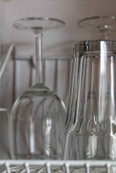 Скляні посудини на кухонній стійці
 - Фото, зображення