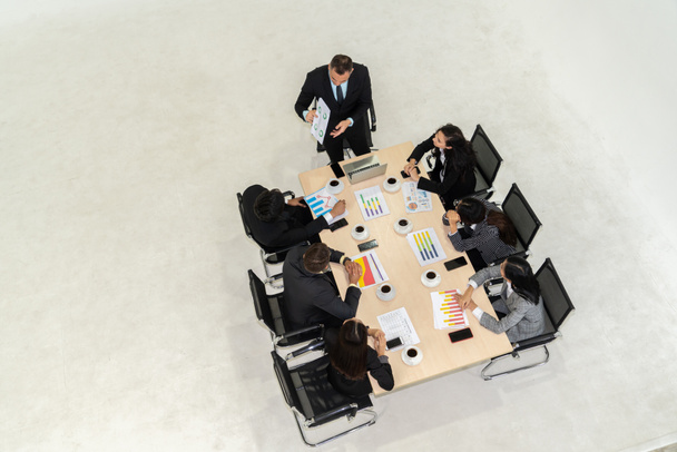 Reunião de grupo de empresários filmada de cima vista no escritório. Profissionais empresários, empresários e trabalhadores de escritório que trabalham em conferência de equipe com o documento de planejamento do projeto na mesa de reuniões . - Foto, Imagem