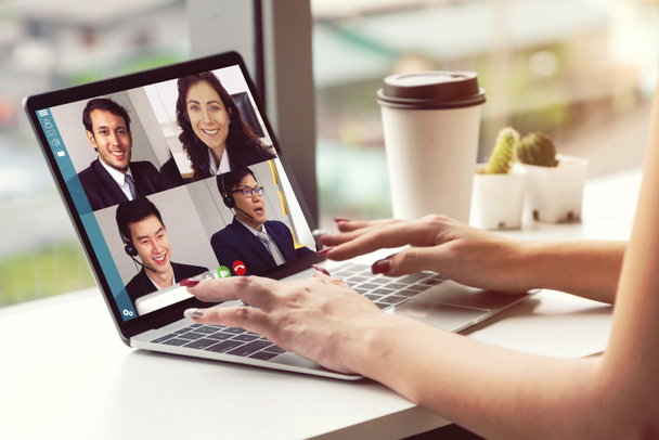 Βιντεοκλήση επιχειρηματίες συνάντηση σε εικονικό χώρο εργασίας ή απομακρυσμένο γραφείο. Κλήση τηλεδιάσκεψης με χρήση έξυπνης τεχνολογίας βίντεο για την επικοινωνία συναδέλφου σε επαγγελματικές επιχειρήσεις. - Φωτογραφία, εικόνα