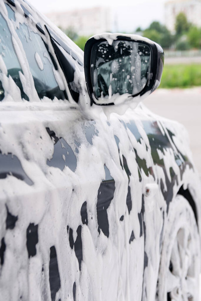 Gray car in the foam of detergent at the sink - Foto, Imagem