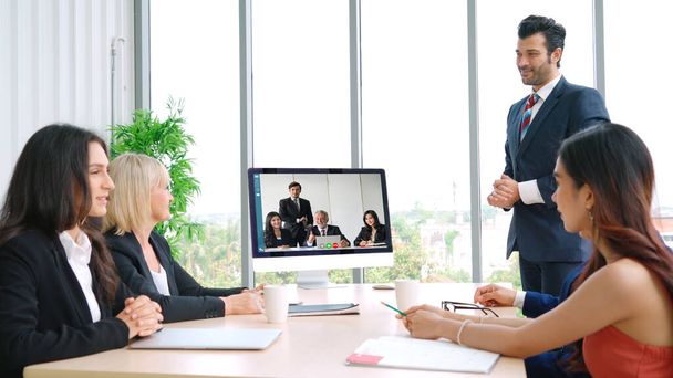 Встреча деловых людей группы видеозвонков на виртуальном рабочем месте или в удаленном офисе. Телекоммуникационный конференц-звонок с использованием смарт-видео технологий для общения с коллегами в профессиональном корпоративном бизнесе. - Фото, изображение
