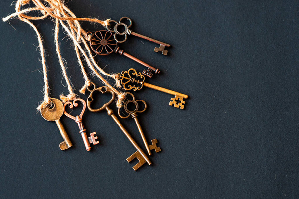 A bunch of different old keys from different locks. Finding the right key, encryption, concept. - Foto, immagini