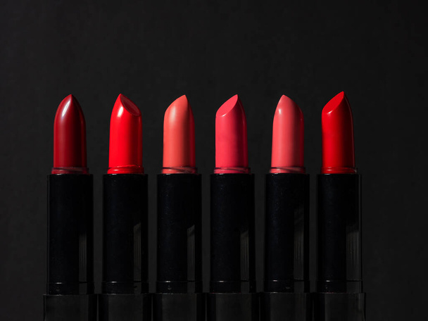 set of six multi-colored lipsticks or lip glosses. set of makeup artist, - Foto, immagini
