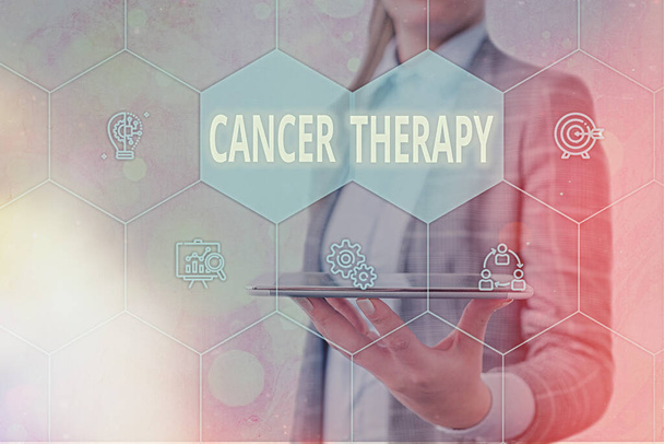 Käsiala teksti Syöpähoito. Käsite tarkoittaa syövän hoitoa potilaan usein kemoterapiaa Gridit ja eri perustaa kuvakkeet uusimman digitaalisen teknologian käsite. - Valokuva, kuva