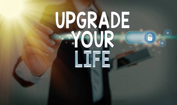 Piszę notatkę pokazującą Upgrade Your Life. Prezentacja zdjęć biznesowych poprawić swój sposób życia Staje się bogatszy i szczęśliwszy Grafika kłódka dla systemu bezpieczeństwa informacji internetowej aplikacji. - Zdjęcie, obraz