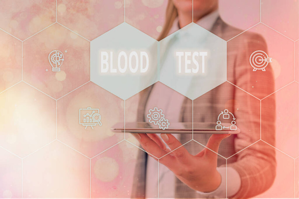 El yazısı Kan Testi. Bir organizmadan alınan kan örneğinin bir laboratuvar analizi şebekesini kusursuzlaştırması ve yeni dijital teknoloji konseptinin farklı kurulumu anlamına geliyor.. - Fotoğraf, Görsel