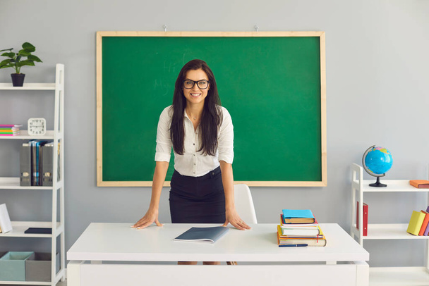 Teacher with glasses in a modern school class. - Foto, Bild