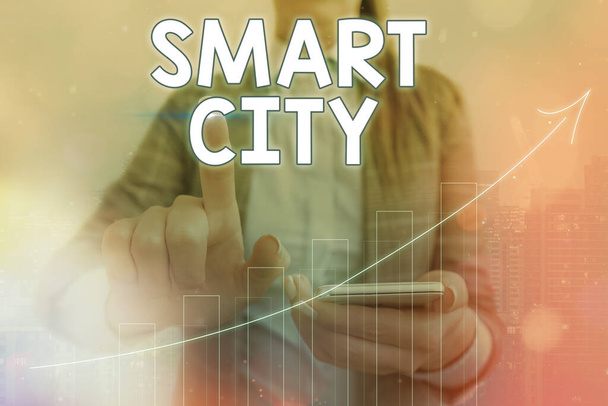 Ecriture conceptuelle montrant Smart City. Photo d'affaires montrant une zone urbaine qui utilise les technologies de communication pour collecter des données. - Photo, image