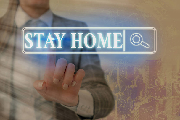 Stay Home 'u gösteren bir not yazıyorum. İş fotoğrafı gösterimi bir etkinlik için dışarı çıkmayın ve evde ya da evde kalın. Dijital bilgi fütüristik teknoloji ağı bağlantısını arayın.. - Fotoğraf, Görsel