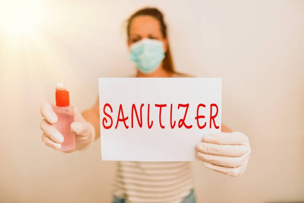 Πινακίδα που δείχνει Sanitizer. Εννοιολογικό φωτογραφικό υγρό ή πηκτή που χρησιμοποιείται γενικά για τη μείωση μολυσματικών παραγόντων. - Φωτογραφία, εικόνα
