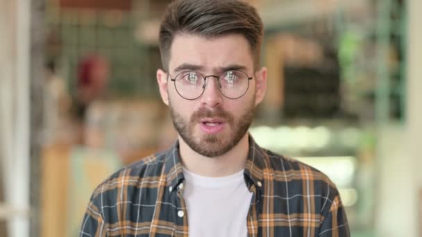 Portrait of Upset Young Man feeling Angry - Metraje, vídeo