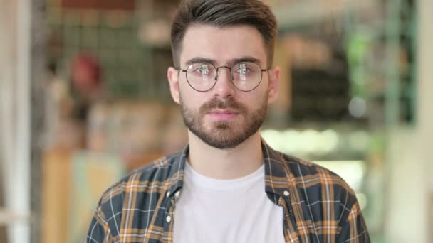 Kameraya Bakan Çekici Genç Adam Portresi  - Video, Çekim