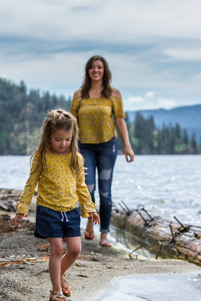 Anne ve kızı aynı kıyafetlerle günü Coeur d 'Alene Idaho sahilinde geçiriyorlar. - Fotoğraf, Görsel