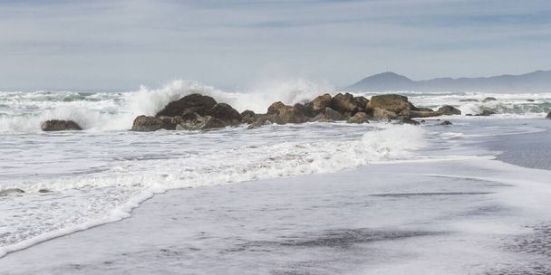 olas chocando contra la costa rocosa en Nesika Beach, Oregon
. - Foto, imagen