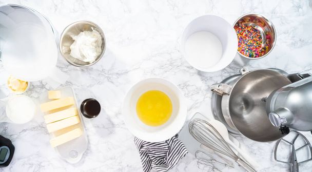 Ingredientes para hornear pastel de funfetti con chispas de colores
. - Foto, imagen