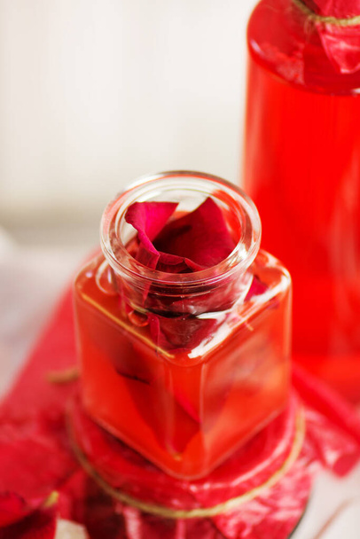 Eau de rose parfumée. Arôme eau de rose pour les soins de la peau. - Photo, image