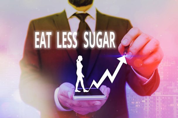 Daha Az Şeker Ye 'yi gösteren bir not yazıyorum. İş fotoğraflarının gösterilmesi şeker tüketimini azaltıyor ve sağlıklı beslenme alışkanlıklarını tüketiyor.. - Fotoğraf, Görsel