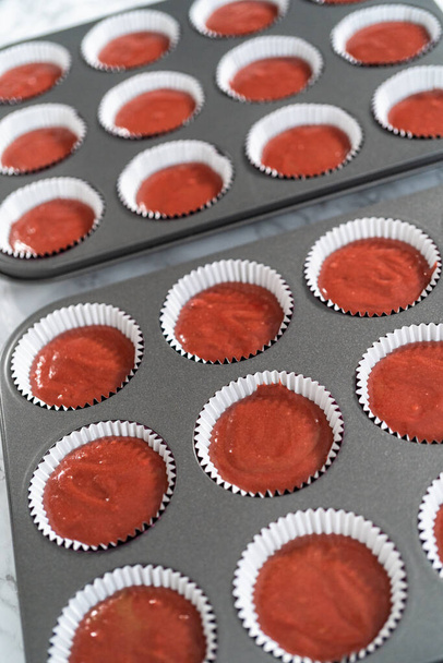 Raccolta pastella cupcake in una padella cupcake per cuocere cupcakes velluto rosso. - Foto, immagini