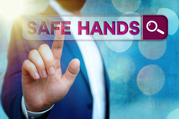 Güvenli Eller 'i yazan el yazısı. Dezenfekte için ellerin sterilite ve temizliği sağlanması anlamına gelen kavram Web arama dijital bilgi fütüristik teknoloji ağı bağlantısı. - Fotoğraf, Görsel