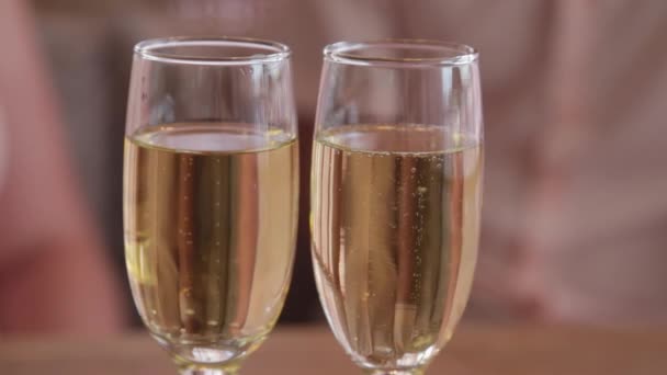 Prachtige champagne glazen in een restaurant. - Video