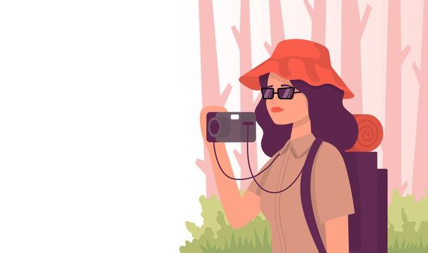 Ormanda kameralı bir turist. Renkli vektör düz çizgi film ikonu. Seyahat blogcusu kavramı. - Vektör, Görsel