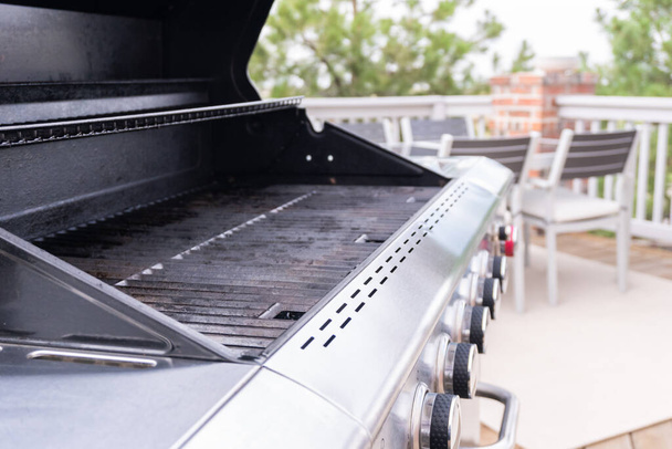 Clean six-burner gas grill ready for summer grilling. - Foto, afbeelding