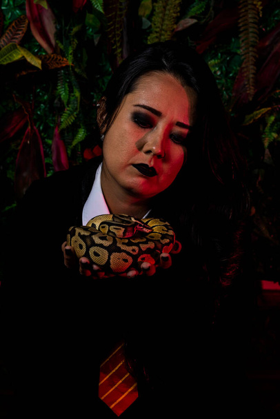 Modello giapponese in prova con serpente nello studio fotografico. - Foto, immagini