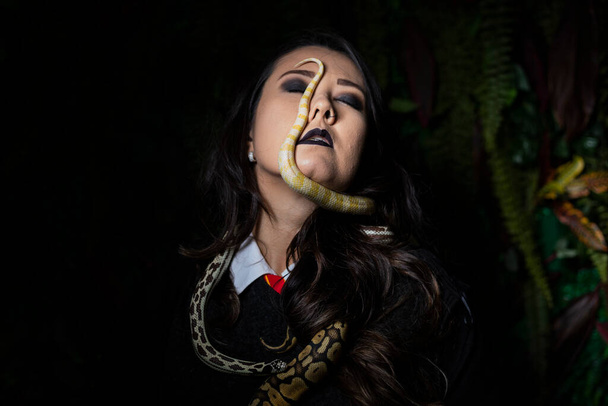 Japán modell próba kígyóval a fotó stúdióban. - Fotó, kép