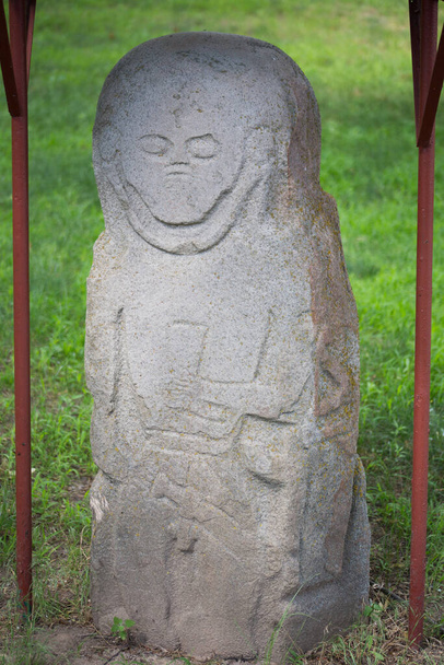 Estátuas de pedra antigas de pessoas feitas BC na Ucrânia
 - Foto, Imagem