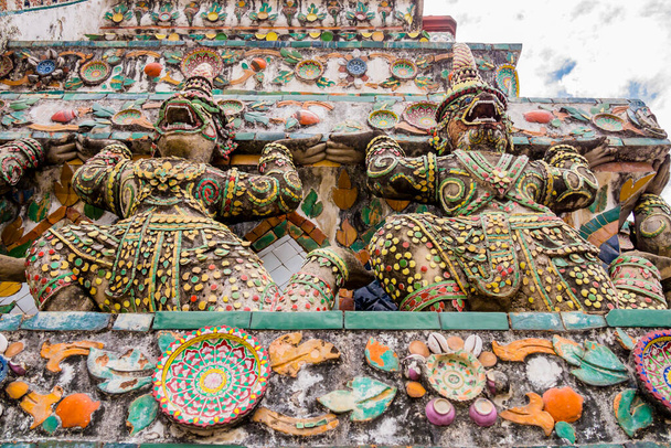 Oszałamiający widok strażników demonów wspierających świątynię Wat Arun, Bangkok, Tajlandia - Zdjęcie, obraz