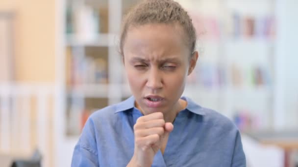 Retrato de una mujer africana enferma tosiendo - Imágenes, Vídeo