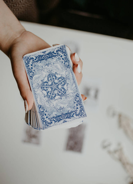 Frau hält Tarotkarten in den Händen - Foto, Bild