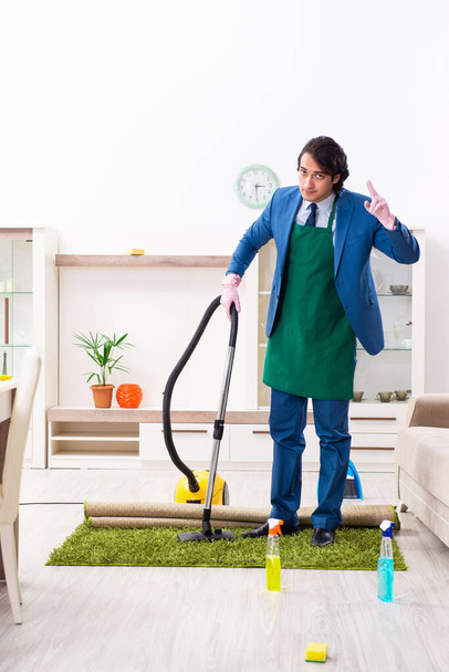 Νεαρός επιχειρηματίας καθαρίζει το σπίτι - Φωτογραφία, εικόνα