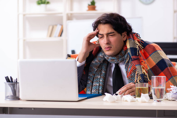 Muž s chřipkou pracuje v kanceláři - Fotografie, Obrázek