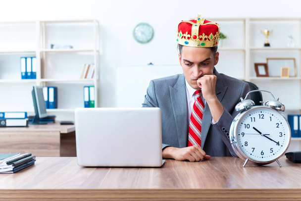 King businessman at his workplace - 写真・画像