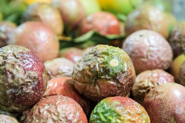 A photograph of passion fruit on a market stall, with a shallow depth of field - Foto, imagen